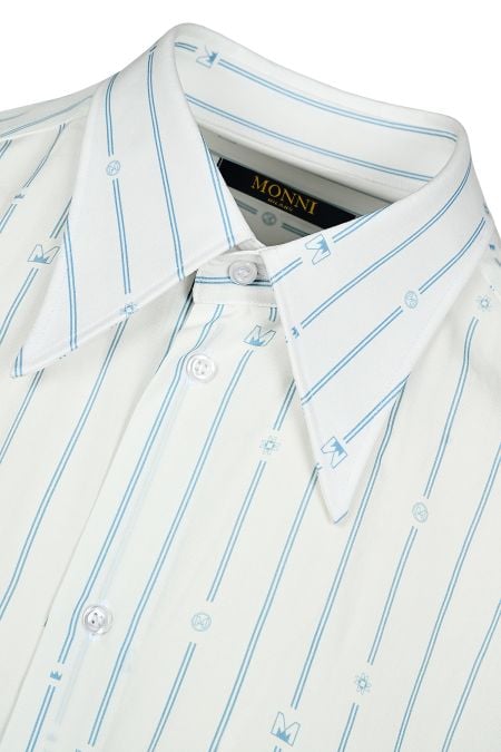 Лятна риза в бяло с фино вертикално райе в син цвят