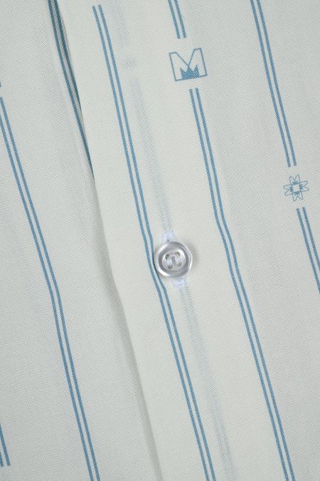 Бяла риза с фино вертикално райе в син цвят