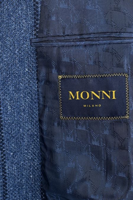 Ленено сако в модерен син цвят и широко райе в тъмносин цвят.