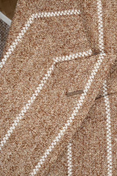 Мъжко сако в модерен бежов цвят и широко райе в бяло.