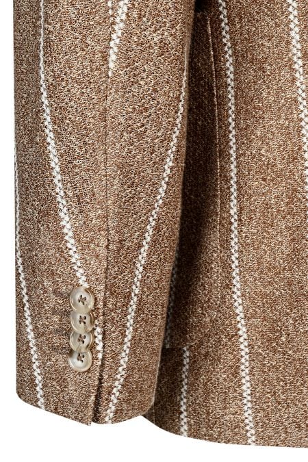 Луксозно сако в модерен бежов цвят и широко райе в бяло.