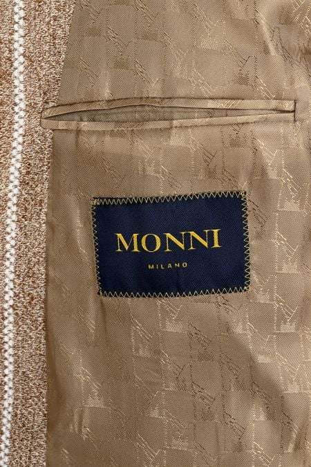 Бежово сако с широко райе в бяло.