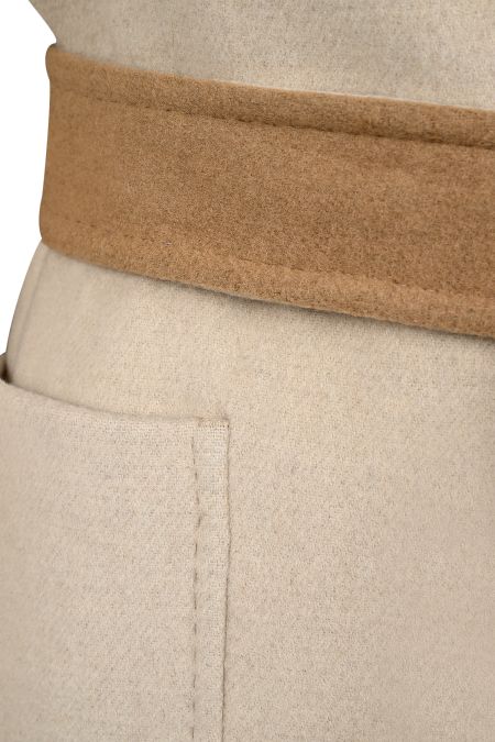 Топло дамско палто с контрастен колан и яка в камел