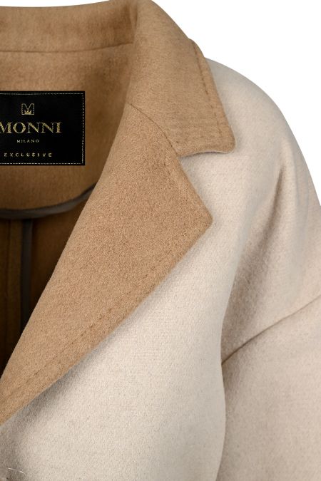 Стилно дамско бежово палто с камел колан и яка, подходящо за зимни и официални визии