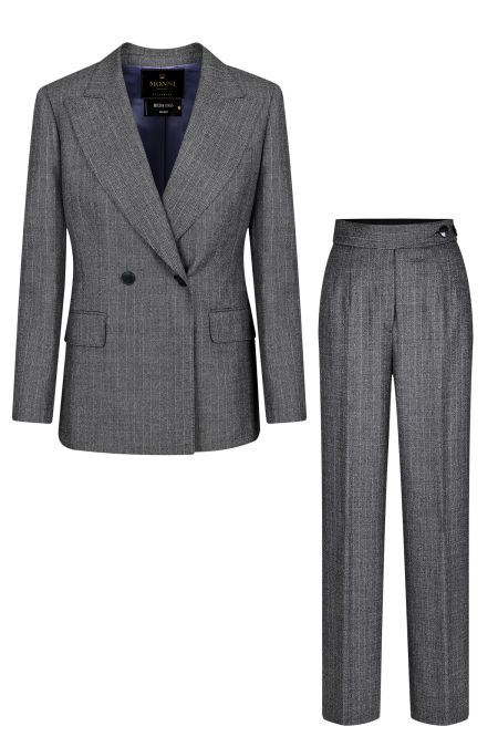 Елегантен дамски костюм от висококачествена мерино вълна с двуредно сако, осигуряващ стил и комфорт