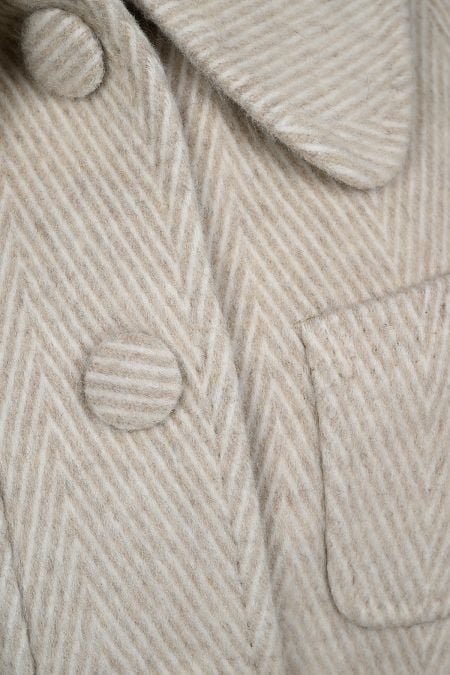 Бежаво дамско палто от релефна вълна