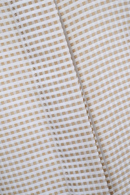 Вталена бяла риза за жени със ситен геометричен мотив