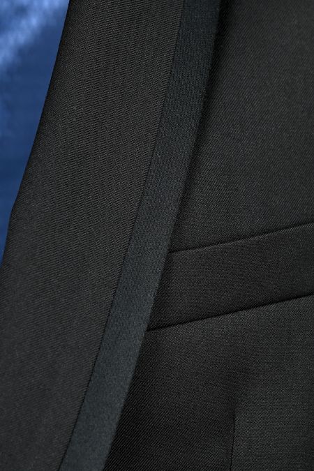 Мъжки slim fit черен смокинг със сатенен кант