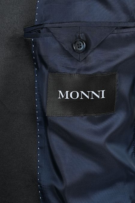 Класически formal костюм с кръгъл ревер и тъмносини карета