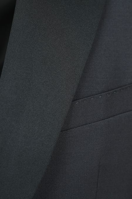 Мъжки официален костюм slim fit в черно с peak сатенен ревер