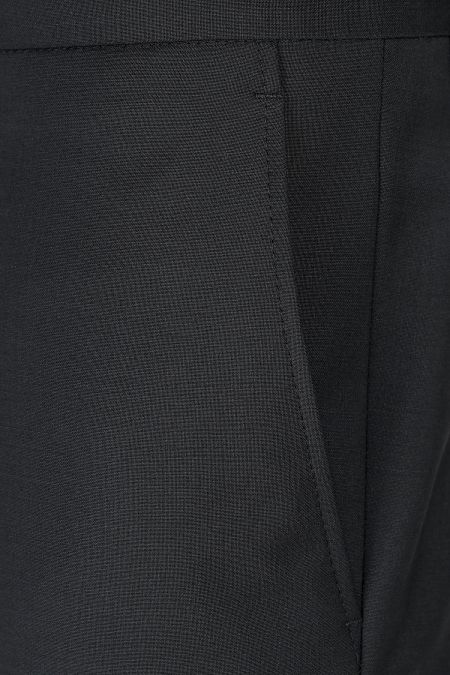 Луксозен черен костюм с остър ревер и модерна линия