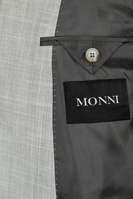 Класически мъжки двуреден костюм по тялото в светлосиво