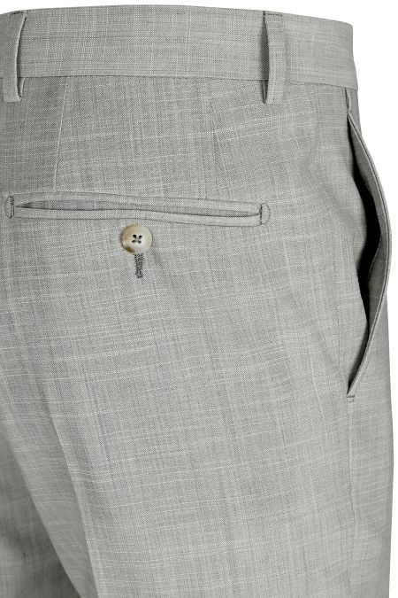 Светлосив двуреден мъжки костюм със съвременна кройка