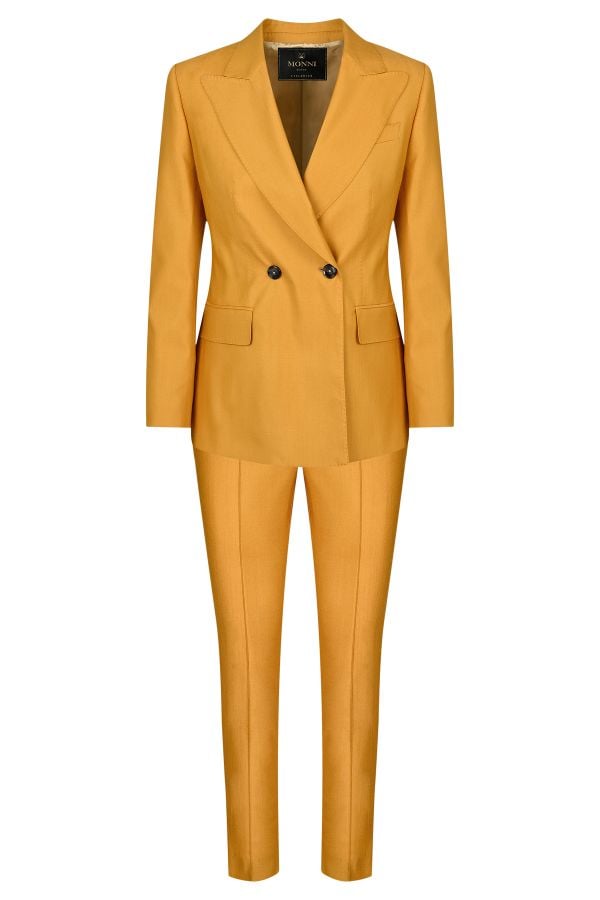 Елегантен двуреден дамски костюм в цвят светла охра от вълна и еластан