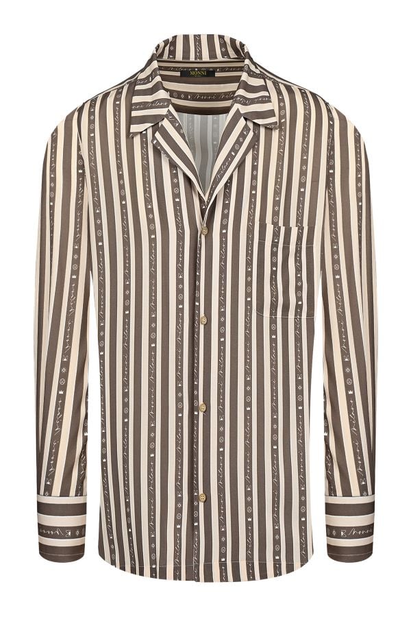 Мъжка лятна риза в цвят екрю с широко вертикално райе в кафяв цвят и брандиран принт