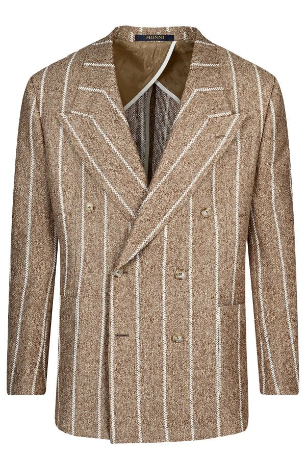 Сако от лен в модерен бежов цвят и широко райе в бяло.